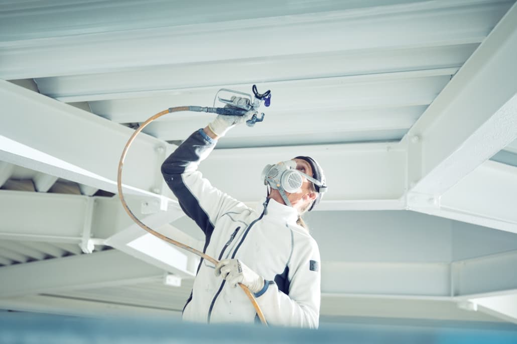 Spritzlackierung von Türen